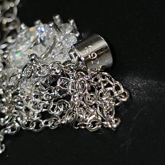 ✨ 1CT Moissanite Snowflake Pendant – S925 Sterling Silver (18”) - Picture 3 of 4